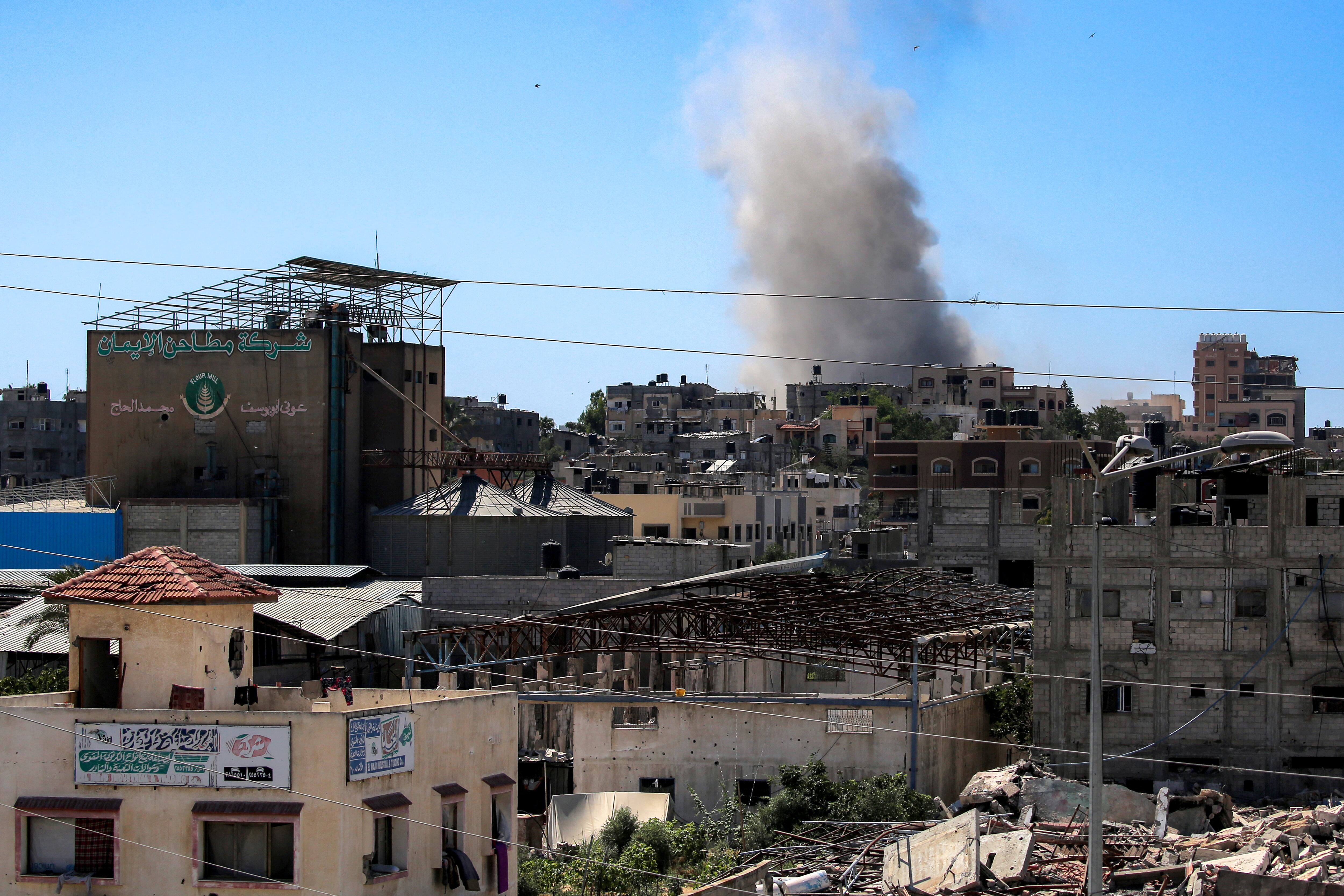 Una columna de humo se eleva desde un edificio alcanzado por un bombardeo israelí en el campamento de refugiados palestinos de Nuseirat, en el centro de la Franja de Gaza. (Foto: AFP)