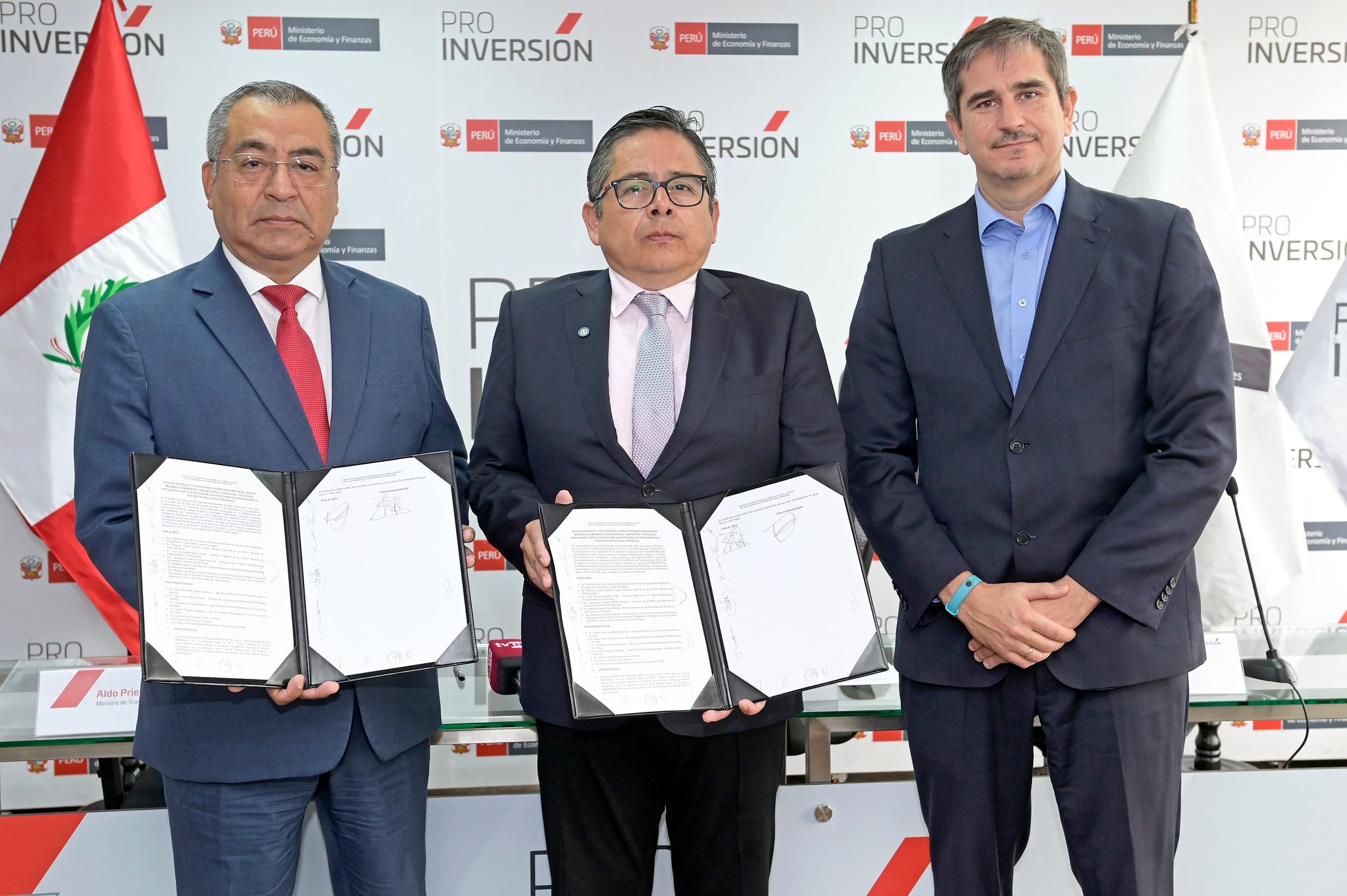 De izquierda a derecha: Aldo Prieto, titular del MTC; Luis Del Carpio, director ejecutivo de ProInversión; y Jaime Lamela, gerente general del consorcio a cargo del AVP en la firma del acta de transferencia. Foto: ProInversión.