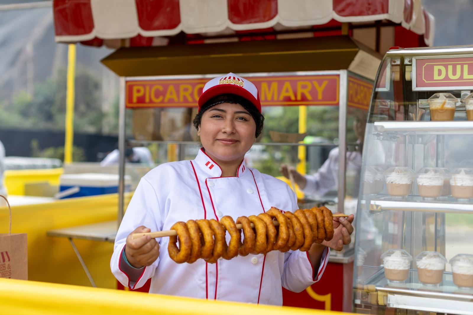Picarones bañados en miel, un postre tradicional peruano que también se disfruta en casa.
