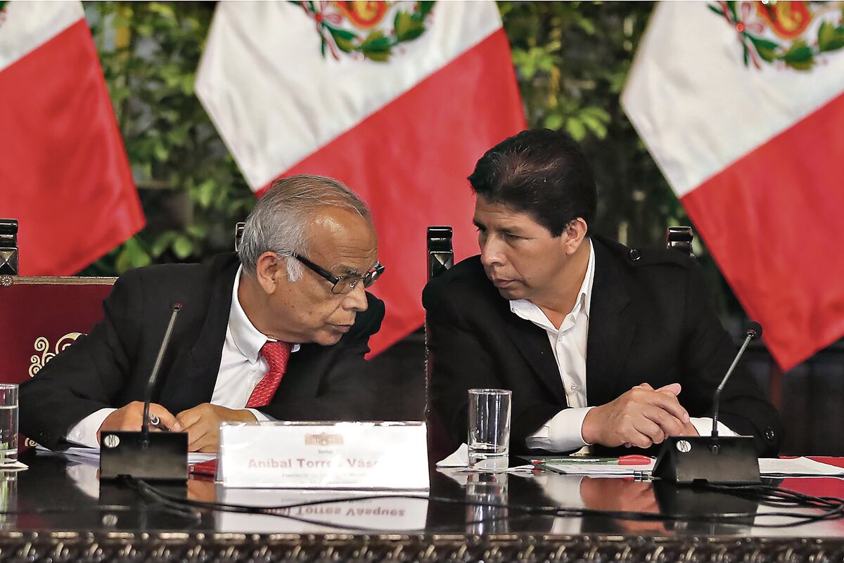 El ex premier, Aníbal Torres, y el ex presidente, Pedro Castillo. (Foto: EFE)
