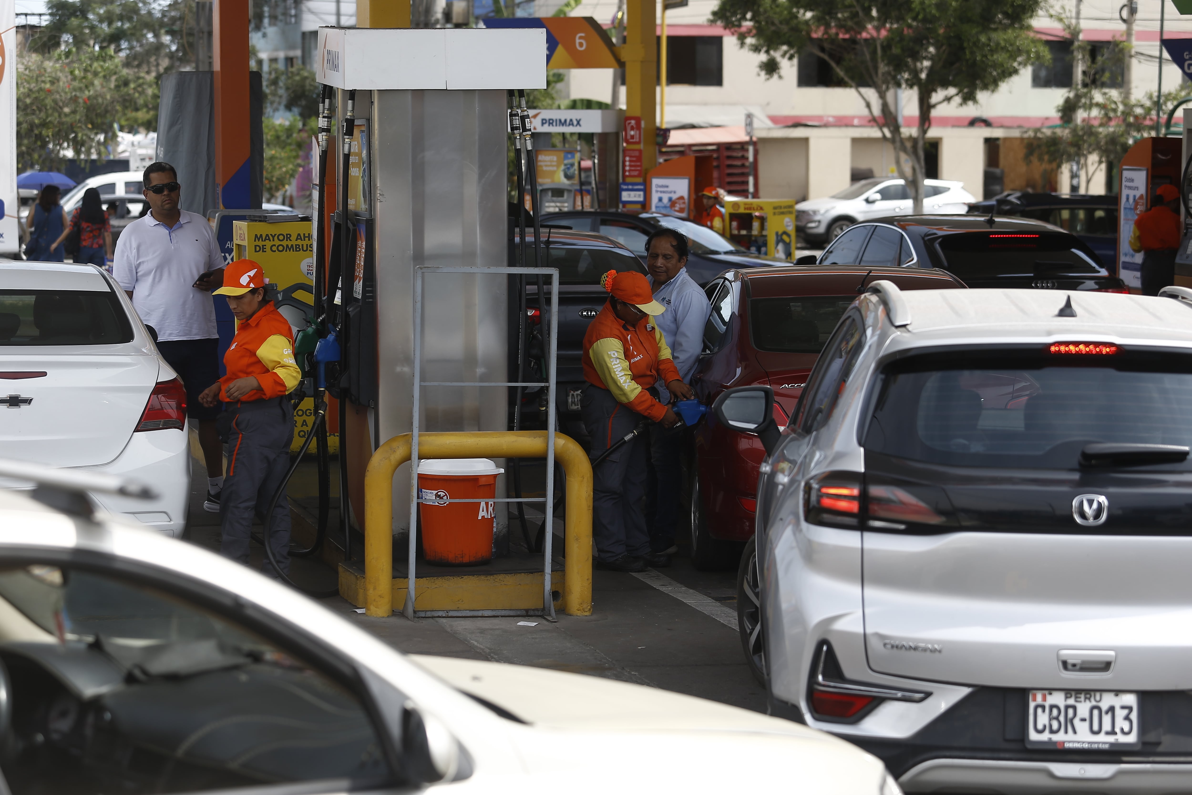 La medida temporal alcanza a gasolinas, gasoholes, diésel B5 y combustible Turbo A1 en todo el país. Foto: GEC.