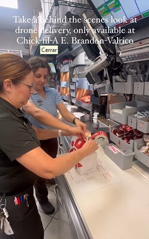El pedido es conectado al drone por medio de un trabajador (Foto: Chick-fil-A / Instagram)