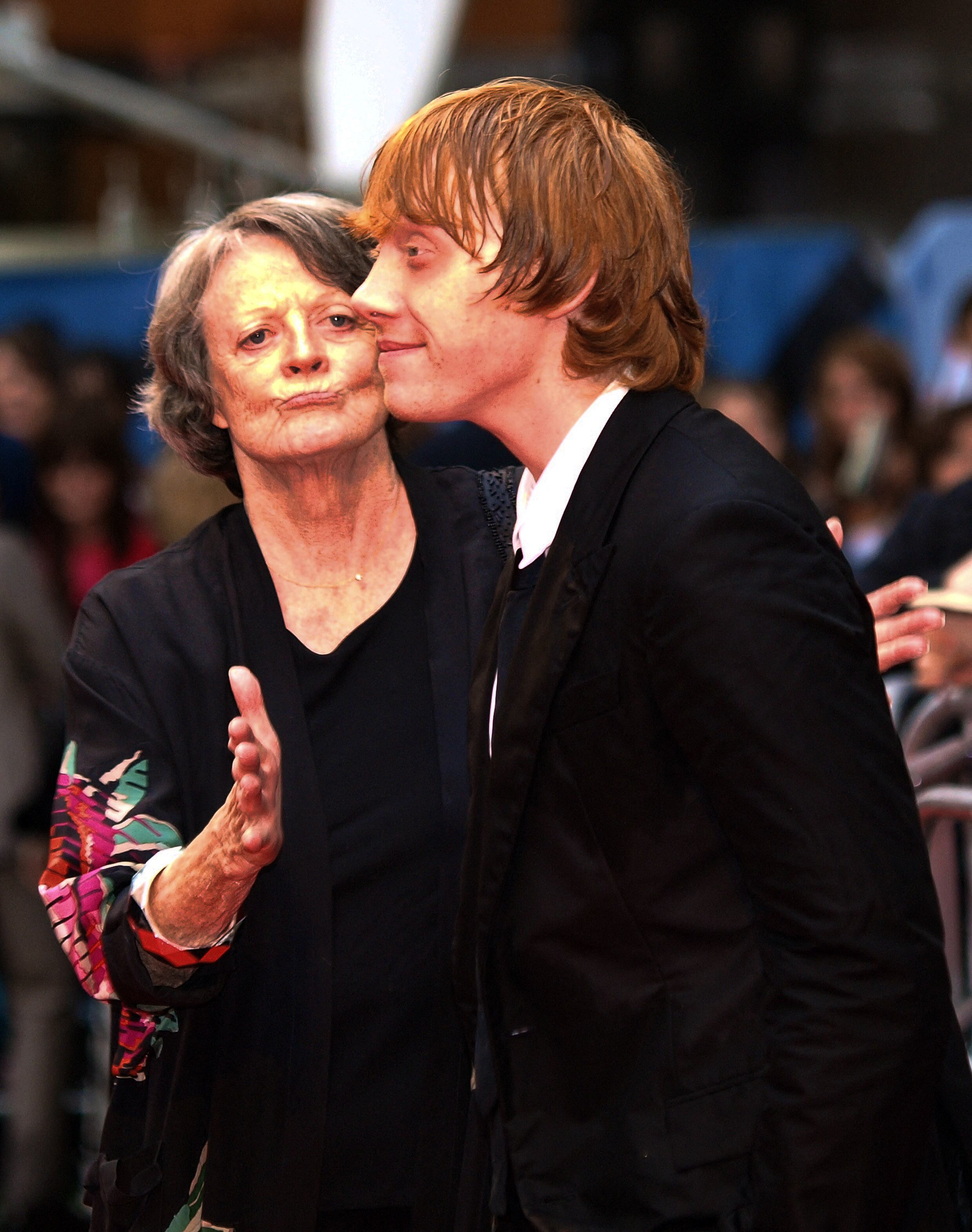 El actor británico Rupert Grint se encuentra empapado junto a la actriz británica Maggie Smith mientras llegan a Leicester Square de Londres para el estreno mundial de "Harry Potter y el misterio del príncipe", el 7 de julio de 2009 (Foto: MAX NASH / AFP)