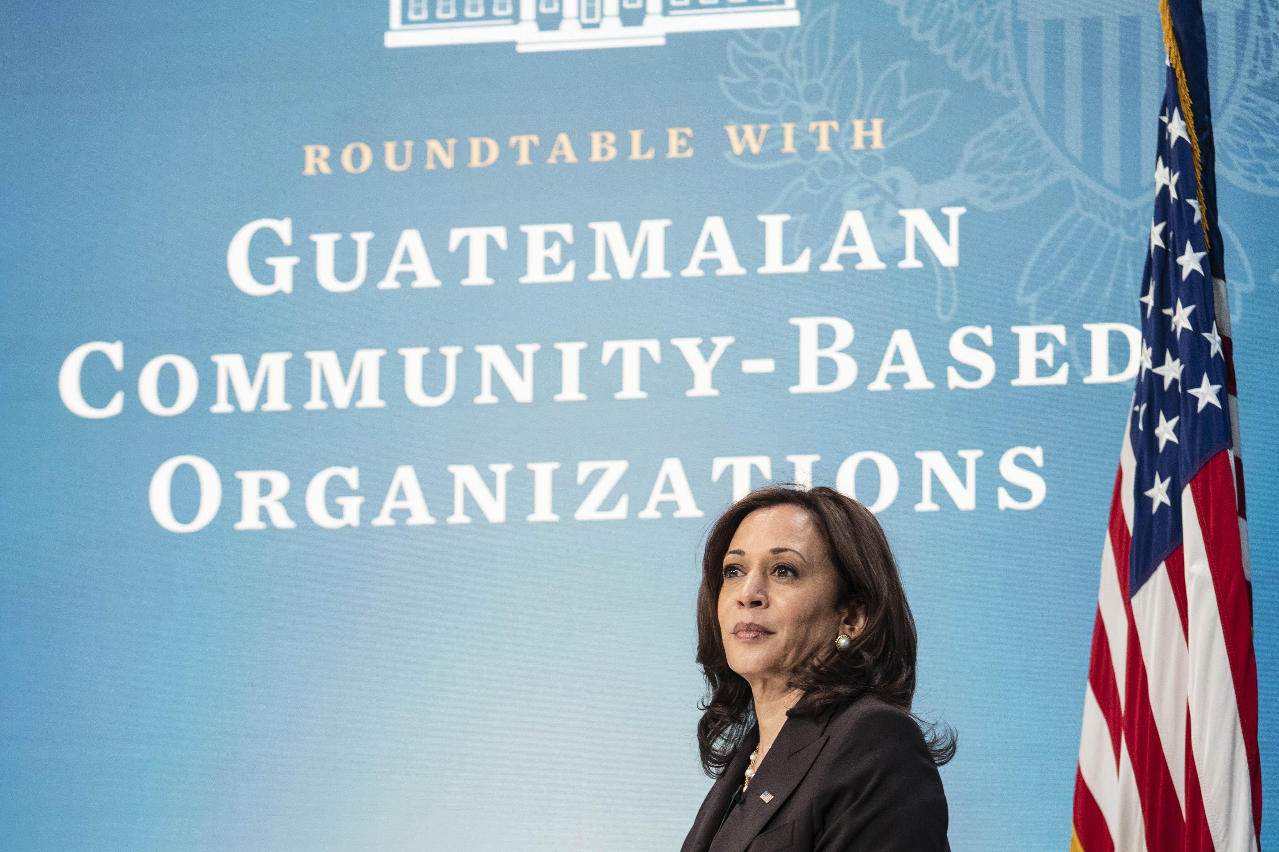 La vicepresidenta Kamala Harris escucha durante una mesa redonda virtual con representantes de organizaciones comunitarias guatemaltecas, el 27 de abril de 2021.
