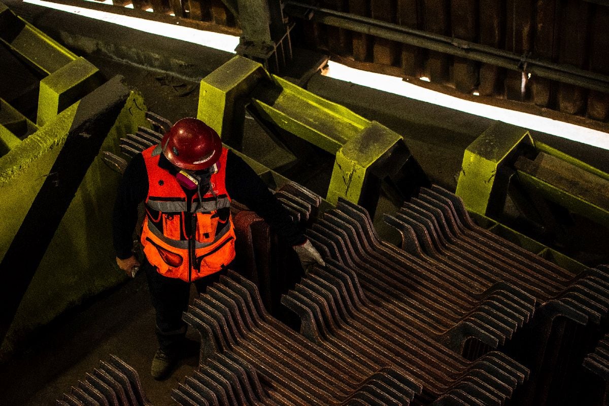 Un trabajador revisa placas de ánodo de cobre en la planta procesadora Codelco El Teniente en Machali, Chile, el miércoles 2 de abril de 2025. Fotógrafo: Cristóbal Olivares/Bloomberg