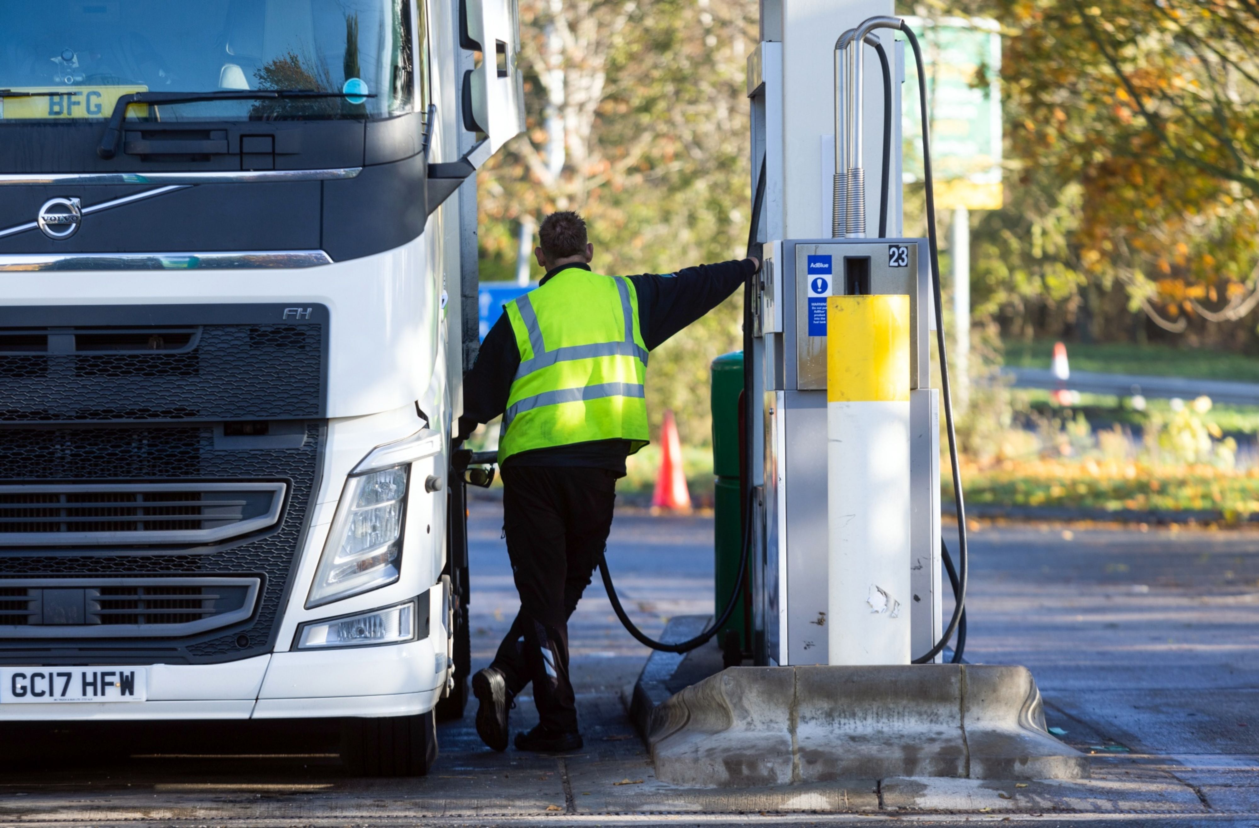 Según el medio, hace una semana, el combustible estaba disponible en un 41% de las gasolineras del país, lo que demuestra que la situación continúa empeorando.