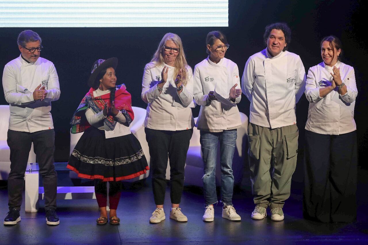 Joan Roca (España), Pía León y Gastón Acurio (Perú), Dominique Crenn (Francia-EEUU) fueron los encargados de leer la carta a las nuevas generaciones del sector culinario. Foto: Agencia EFE.