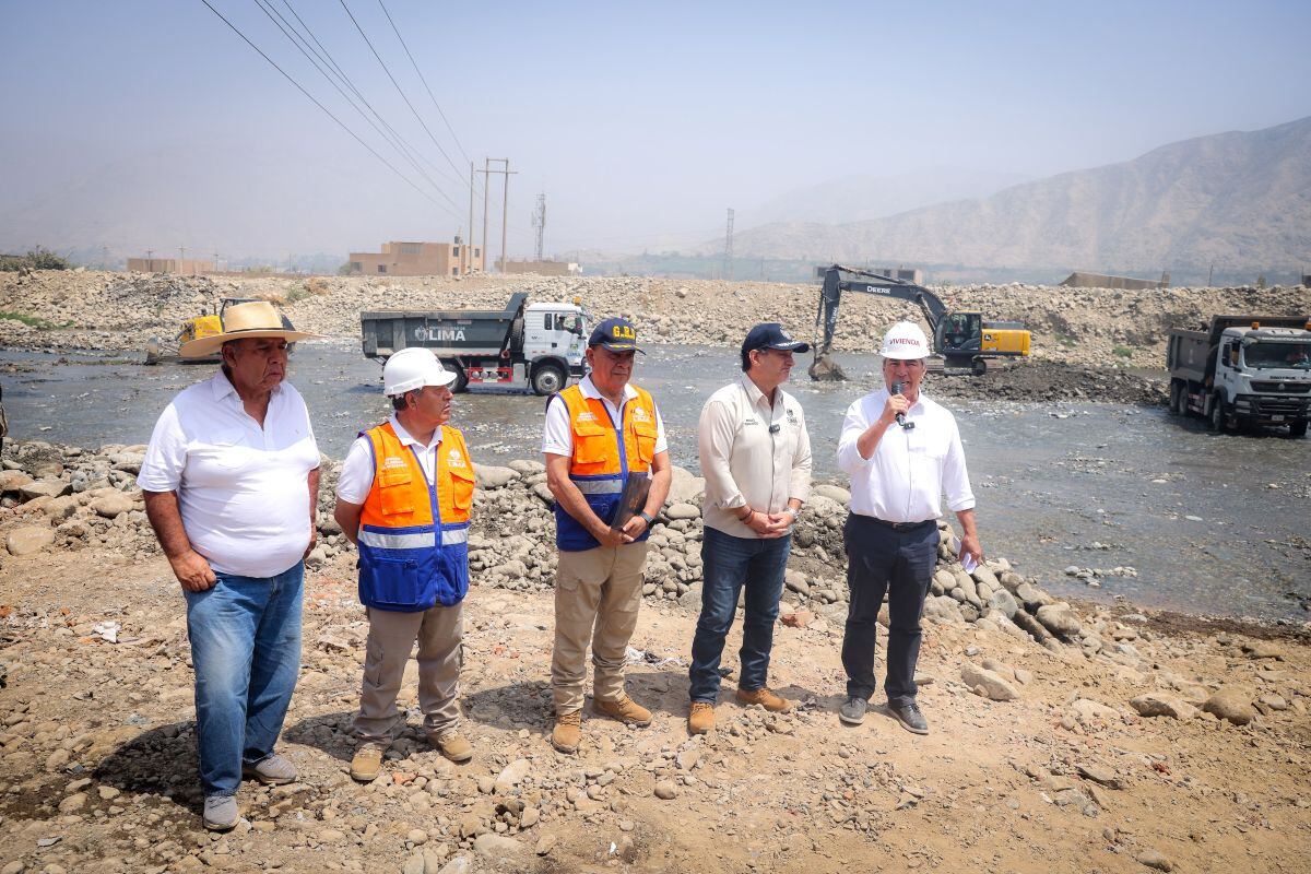 El ministro Mauricio Arnillas y el alcalde de Lima, Renzo Reggiardo, supervisaron los trabajos preventivos en el río Chillón, en Carabayllo. Foto: Vivienda.