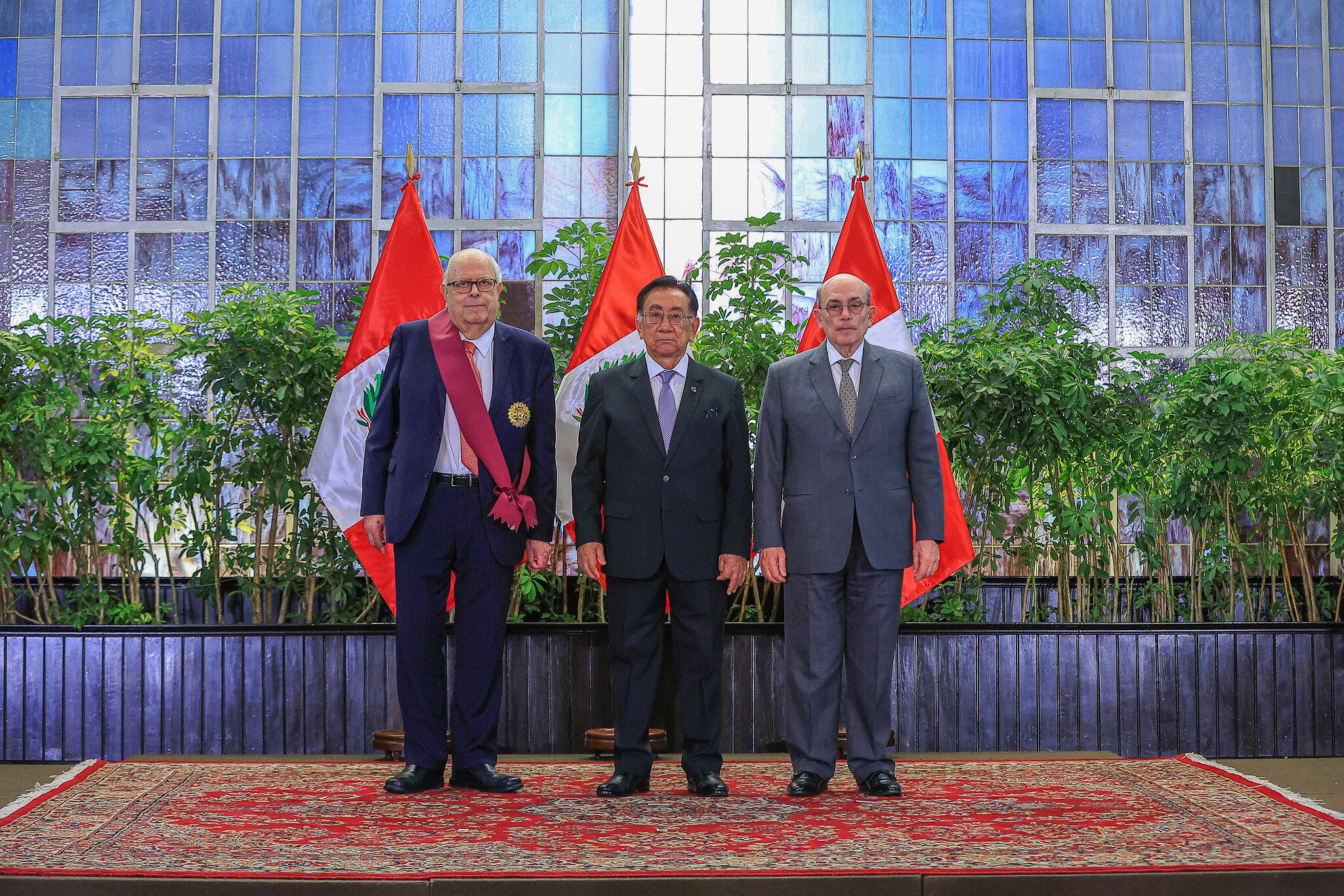 Condecoran al presidente del Banco Central de Reserva del Perú con la Orden “El Sol del Perú” en el grado de “Gran Cruz”. Foto: Presidencia