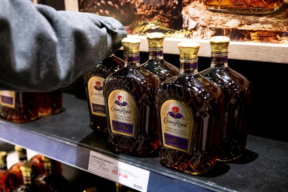 Botellas de whisky Crown Royal, de fabricación canadiense, en una estantería de la tienda de la Liquor Control Board of Ontario (LCBO) en Queen's Quay, Toronto (Ontario, Canadá), el martes 4 de marzo de 2025.