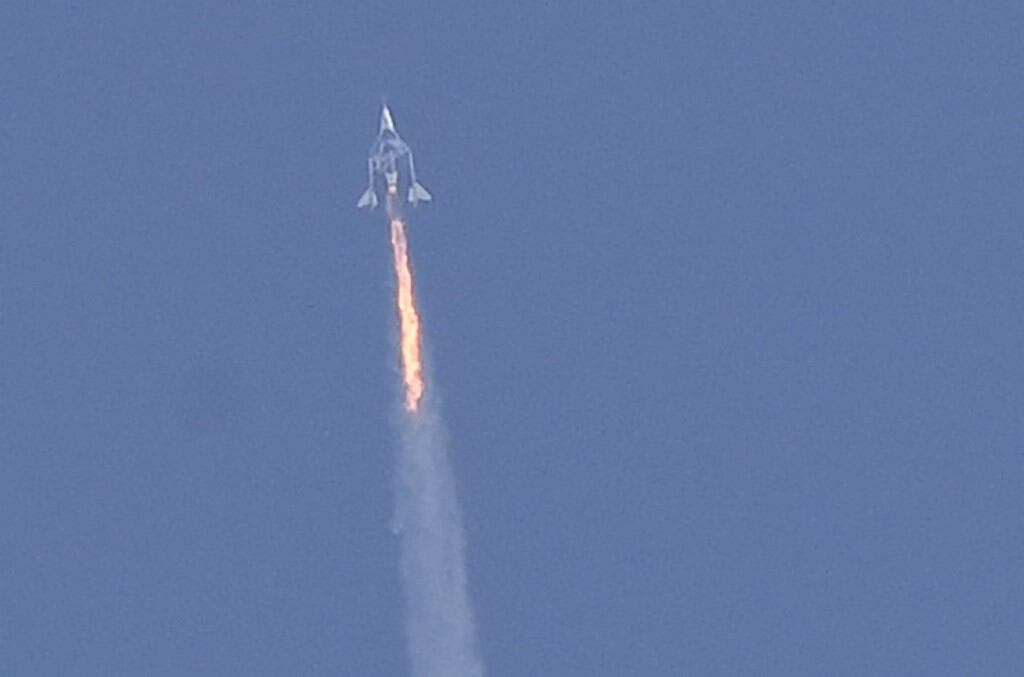 El avión espacial Virgin Galactic SpaceShipTwo Unity y la nave nodriza se separan mientras vuelan muy por encima de Spaceport America, cerca de Truth and Consequences, Nuevo México el 11 de julio de 2021 en el camino hacia el cosmos. (Foto: AFP)