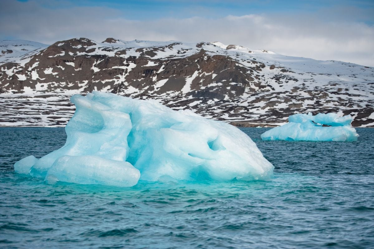 Las temperaturas fueron de 1 a 2 grados Celsius superiores a la media en el Ártico y los mares circundantes, lo que probablemente ralentizó el ritmo de crecimiento del hielo.