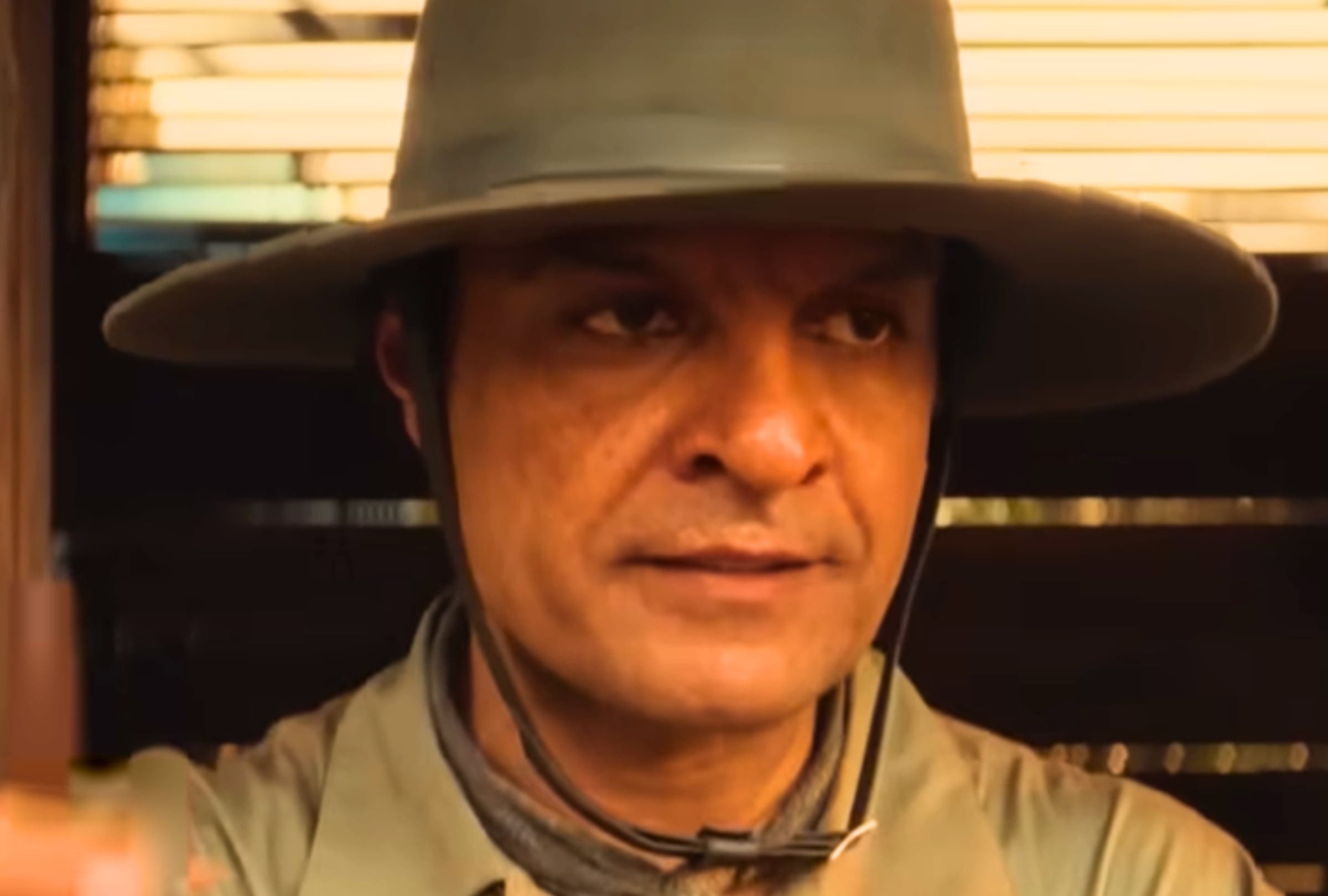 El actor Julián Román le da vida a los gemelos José Arcadio Segundo y Aureliano Segundo en la segunda temporada de la serie "Cien años de soledad" (Foto: Netflix / Dynamo Producciones)
