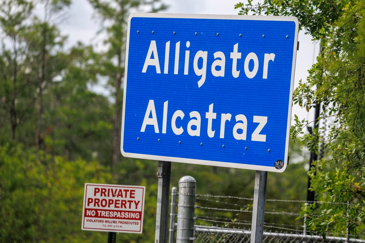 El letrero de Alligator Alcatraz permanece colocado en el exterior de las puertas del centro de detención Alligator Alcatraz en Ochopee, Florida, EE. UU., 10 de mayo de 2026. (EFE/EPA/CRISTOBAL HERRERA-ULASHKEVICH)