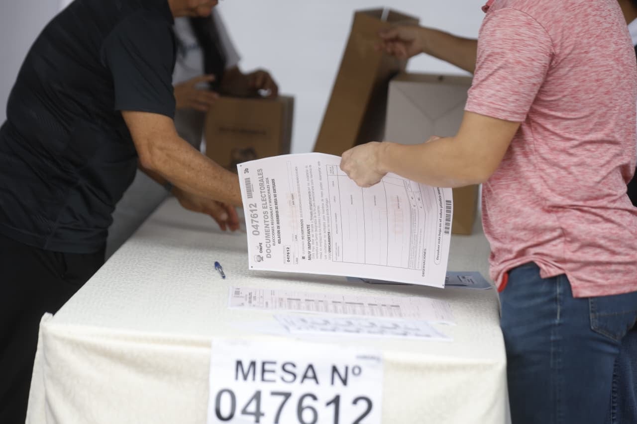 La controversia sobre alcaldes que postulan como primeros regidores, tras la renuncia de quienes encabezaban sus listas, exige claridad. (Foto: GEC)