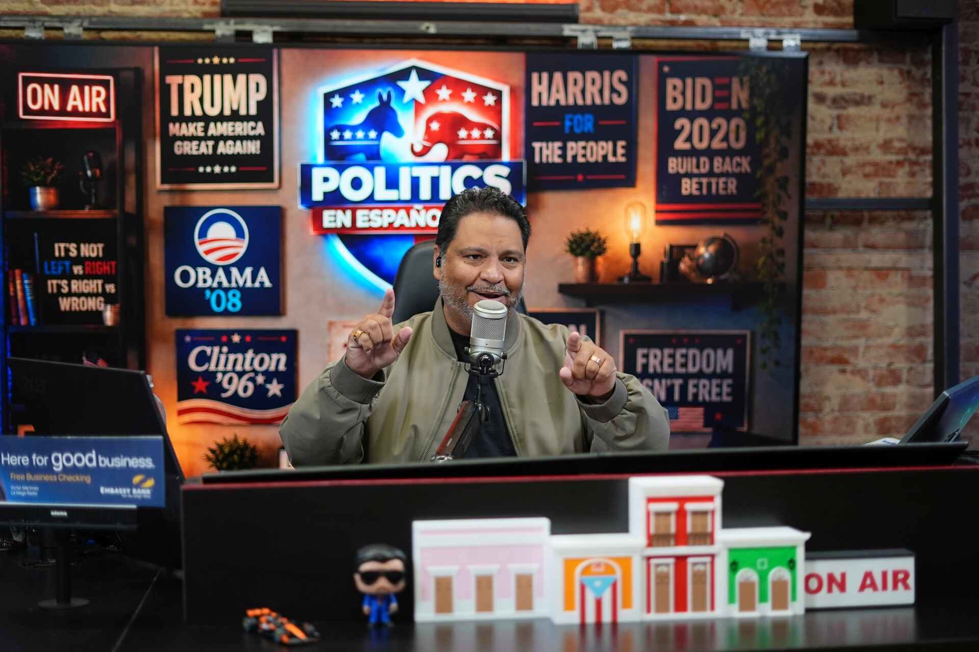 Víctor Martínez en el estudio de su programa radial en Allentown, Pensilvania, el 29 de septiembre del 2026. (AP foto/Matt Rourke)