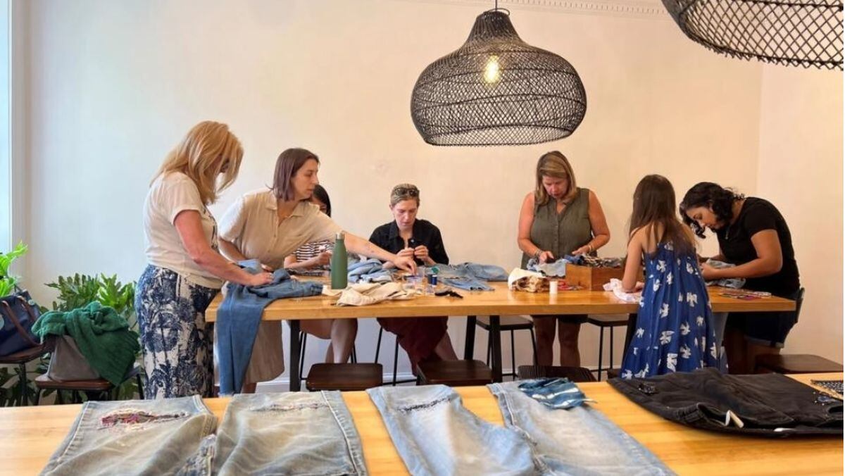 La artesana textil Sophie Canter enseña métodos de reparación de ropa durante un taller en el barrio de Georgetown, en Washington, Estados Unidos| Natalie WADE / AFP