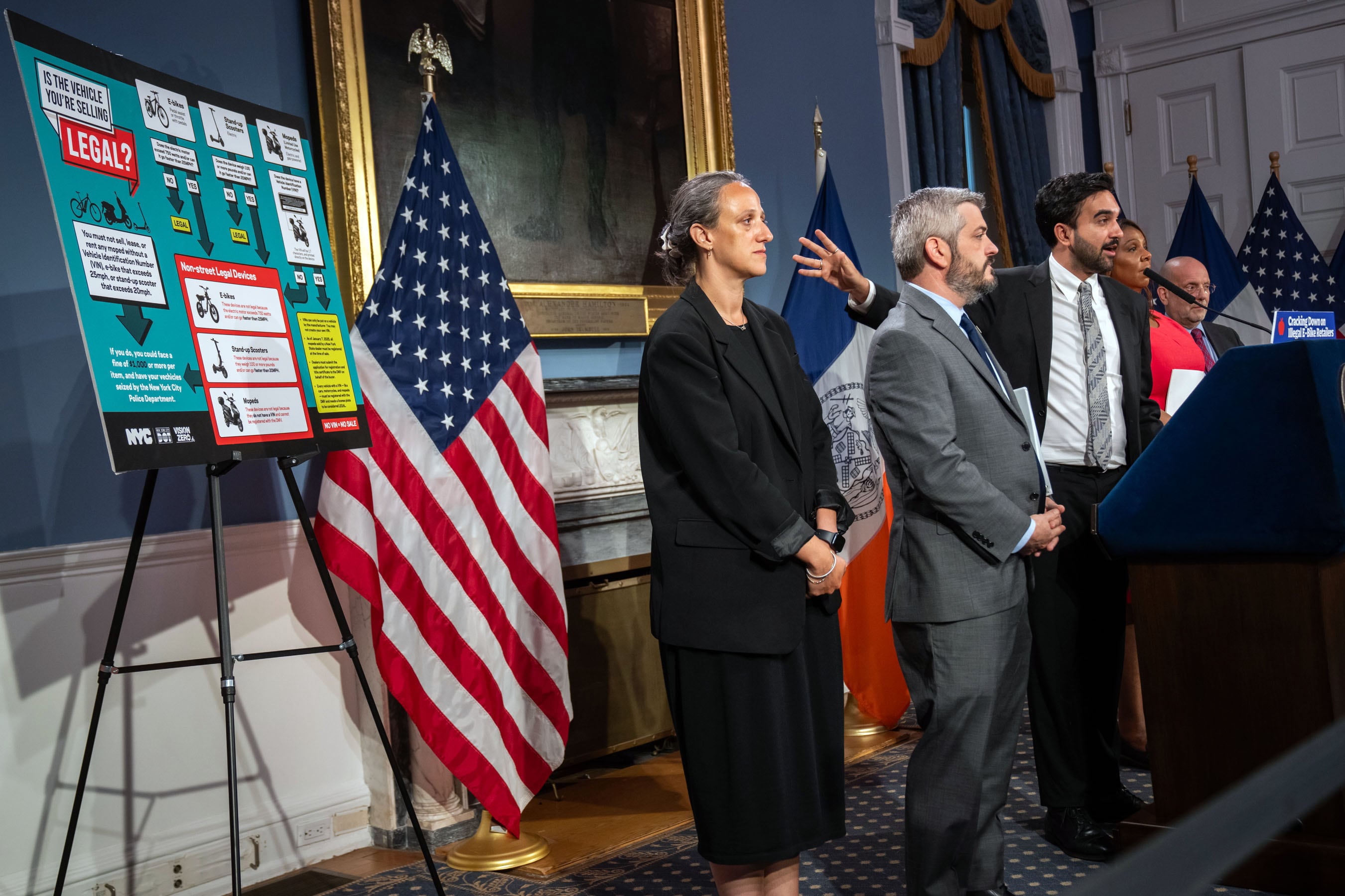 Zohran Mamdani durante la conferencia de prensa anunciando las medidas tomadas contra los comercios que venden scooter y e-bikes con características que no se alinean con las regulaciones de Nueva York (Foto: Oficina del Alcalde de Nueva York)