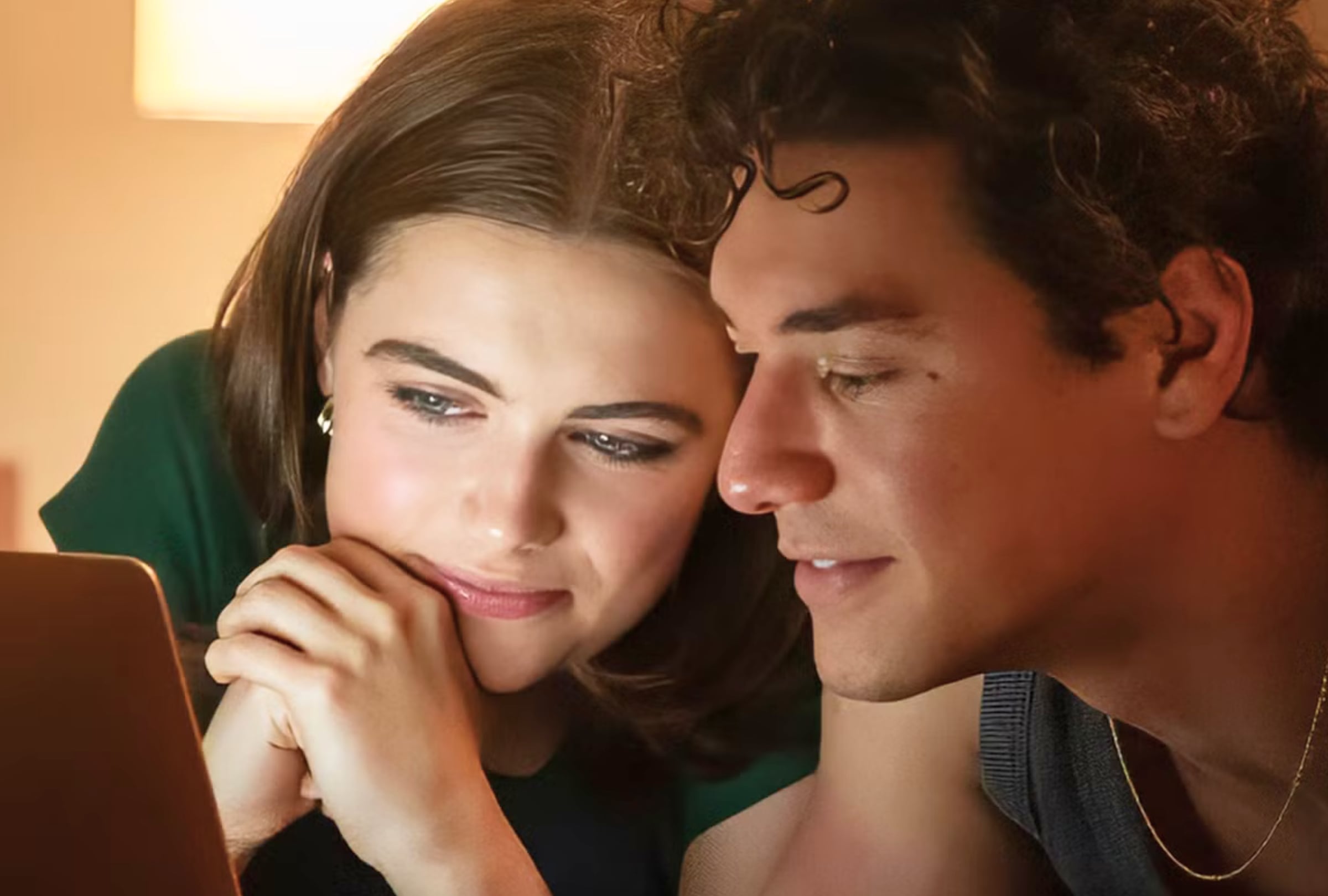 Ella Bright como Hannah Wells y Belmont Cameli como Garrett Graham en la serie "Off Campus" (Foto: Amazon MGM Studios)