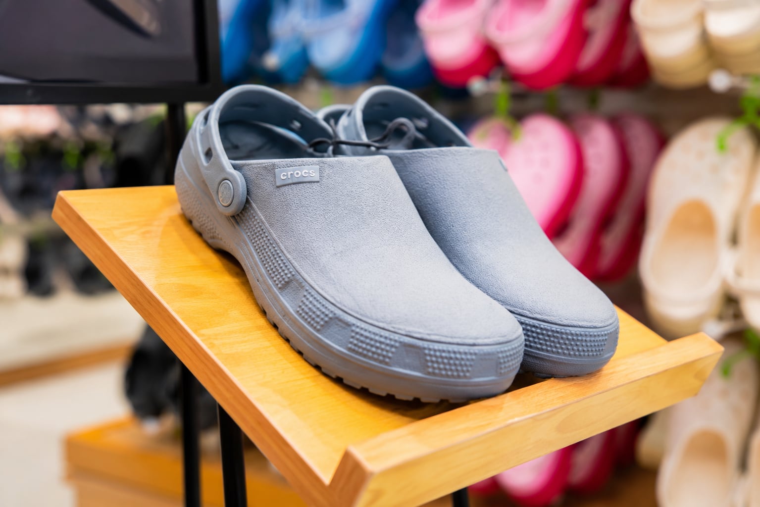 Crocs continúa llegando a más zonas del país e iniciará operaciones en una nueva tienda en Mall Aventura Chiclayo. La inversión de esta apertura asciende a los US$65 mil. En total, la marca alcanza su décimo sexto local en el Perú. (Foto: Crocs)