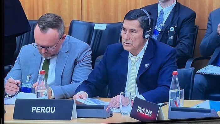 El presidente del Consejo de Ministros, Luis Arroyo, en su tercera jornada de trabajo en París, durante la sesión “Mejora de los marcos regulatorios para la competencia y la competitividad” de la Reunión del Consejo Ministerial de la OCDE. Foto: PCM.