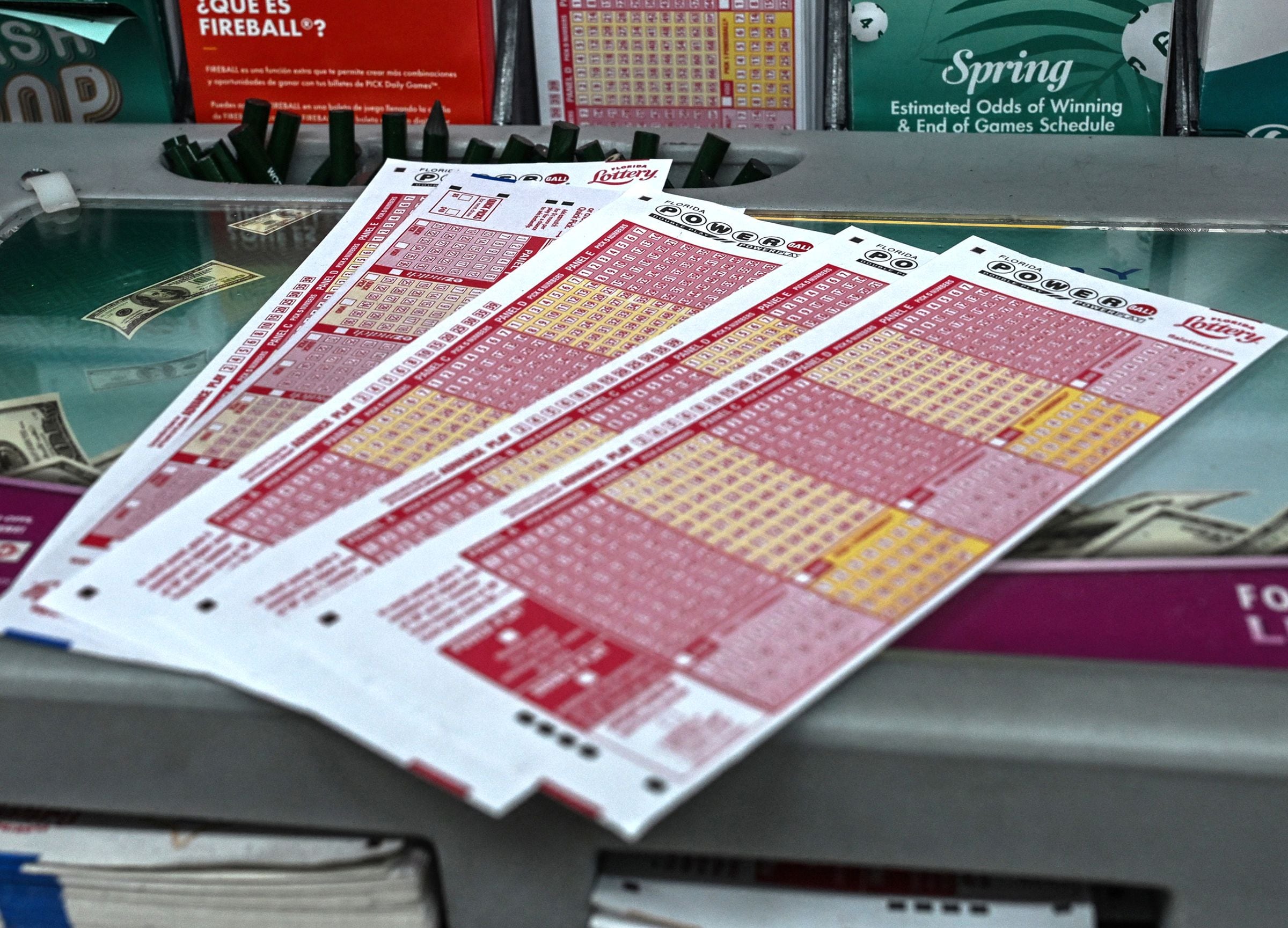 Por lo general, los participantes del Powerball pueden reclamar un premio de hasta $600 en cualquier lotería autorizada de la jurisdicción donde compraron el boleto. (Foto: GIORGIO VIERA / AFP)