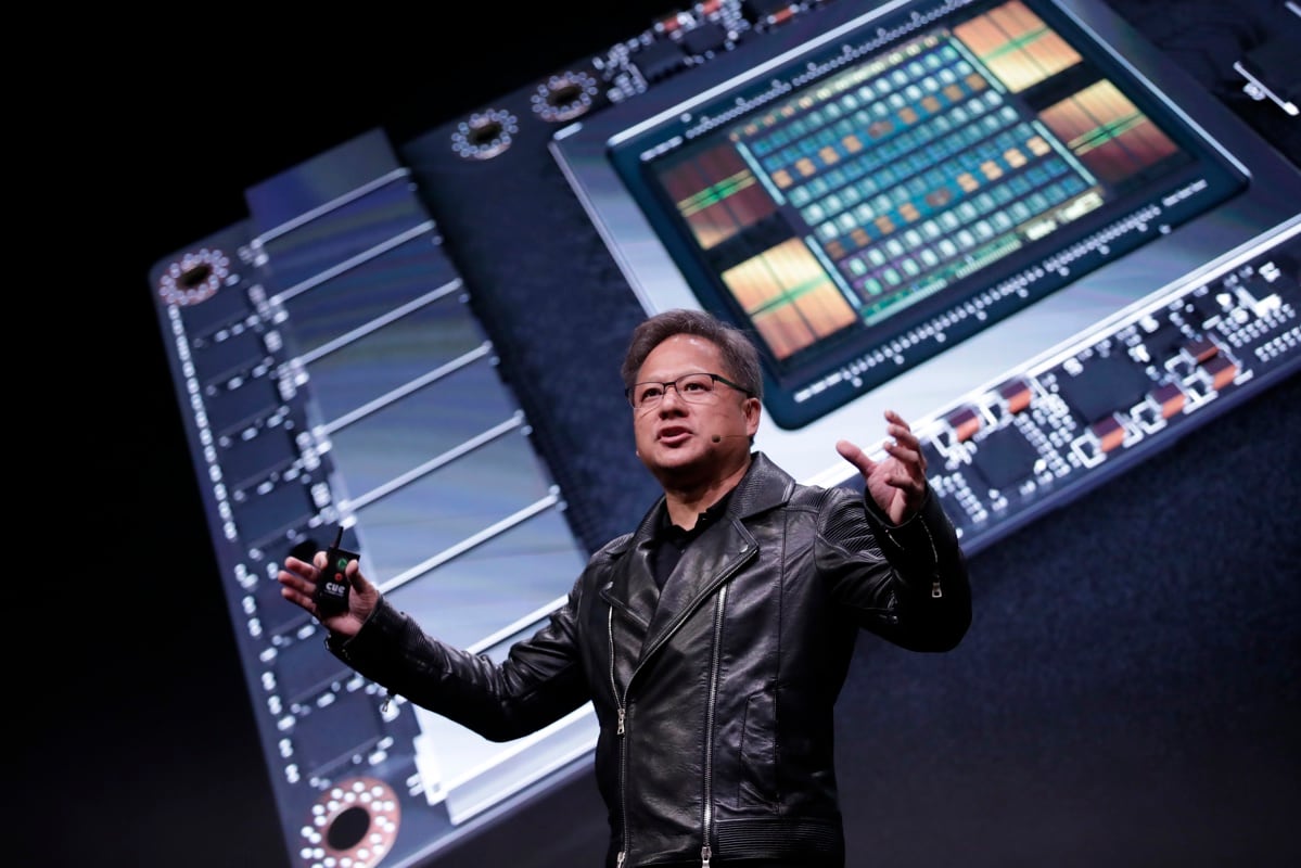RIT09. BOGOTÁ (COLOMBIA), 26/01/2026.- Fotografía de archivo del 20 de mayo de 2018 que muestra al presidente y CEO de Nvidia, Jensen Huang, durante la conferencia GPU Technology, en Taipei (Taiwán). El gigante tecnológico estadounidense Nvidia, que el pasado octubre llegó a superar los cinco billones de dólares de capitalización bursátil, vuelve a mirar a China coincidiendo con la visita al país de su consejero delegado, Huang, para tratar la venta de sus microchips. EFE/ Ritchie B. Tongo/ ARCHIVO