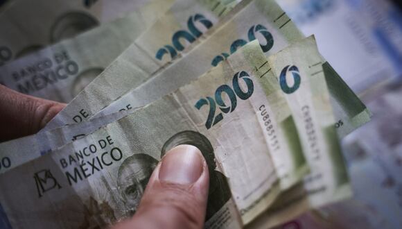 Una persona cuenta billetes de 200 pesos. Axtla de Terrazas, México. 2 de abril de 2023. Mauricio Palos/Bloomberg