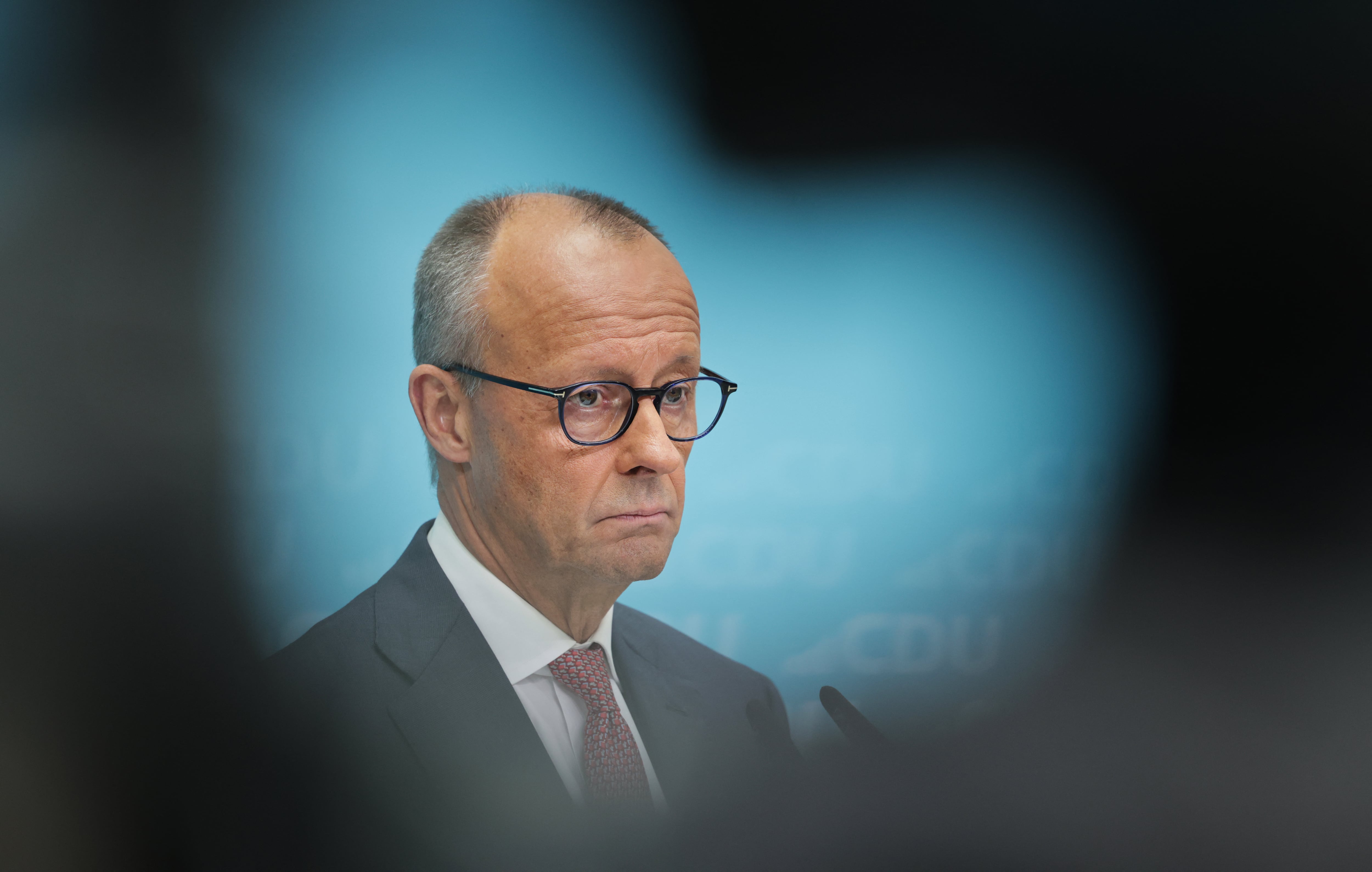 A su llegada a Kiev, el canciller Merz afirmó que apoyar a Ucrania es fundamental para la seguridad europea. (Foto: Jens SCHLUETER / AFP).