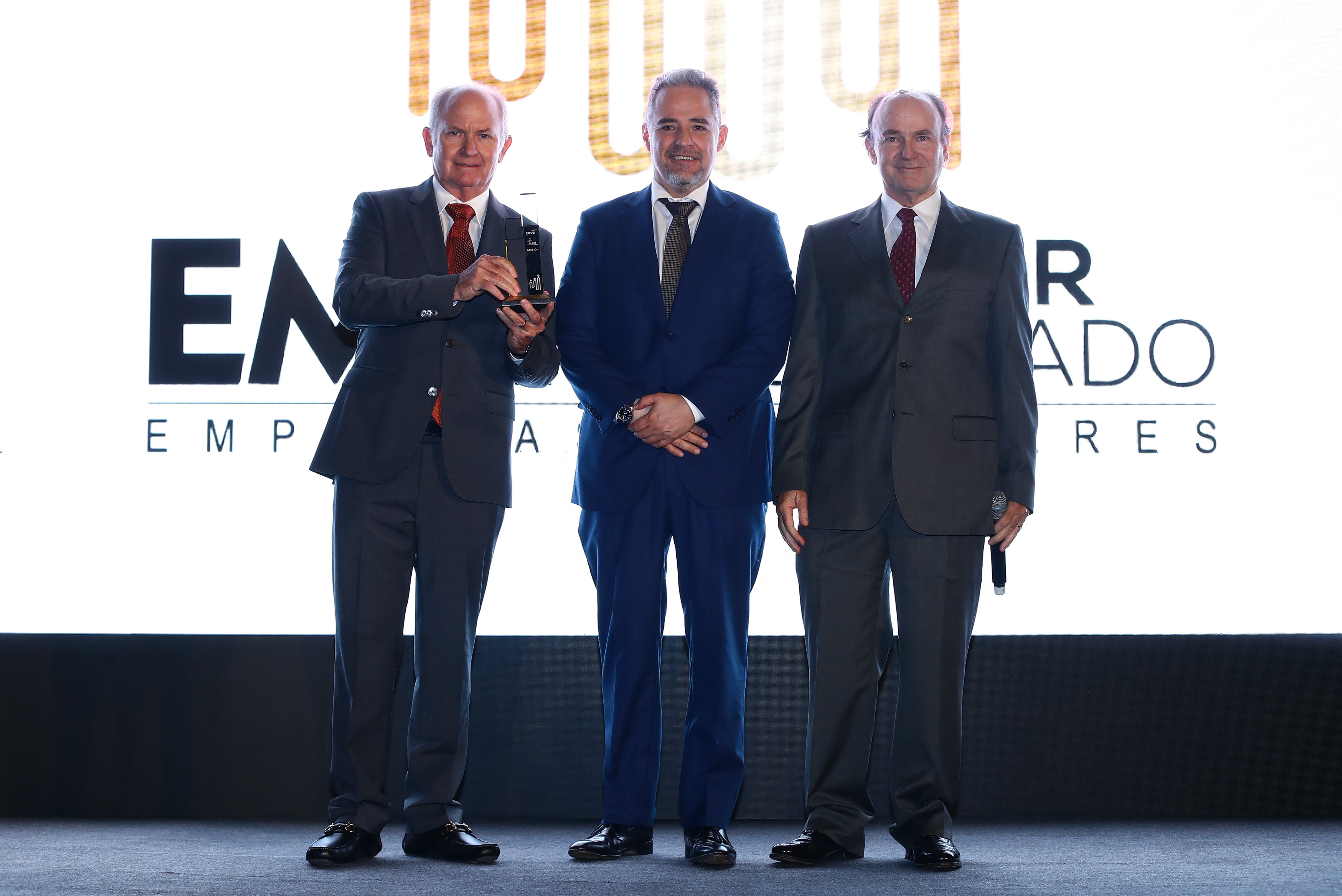 Ricardo Del Castillo, Paul Romero (de AEF Perú) y Manuel Tudela en la ceremonia de premiación del premio EMA Empresas Familiares.
Fotos Jesús Saucedo /@photo.gec