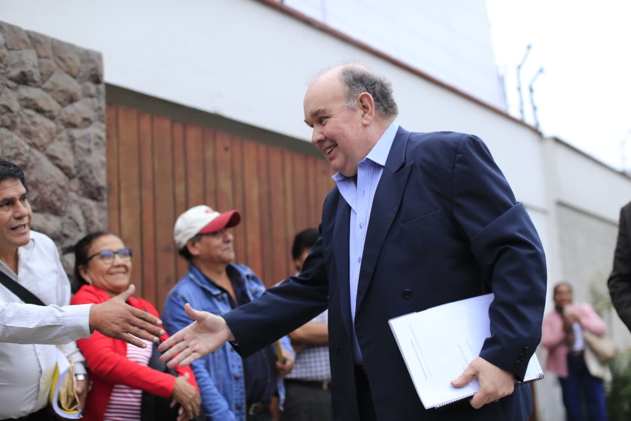 El líder de Renovación Popular, Rafael López Aliaga, visita a la presidenta electa, Keiko Fujimori en su local de campaña. Foto: Cesar Bueno @photo.gec