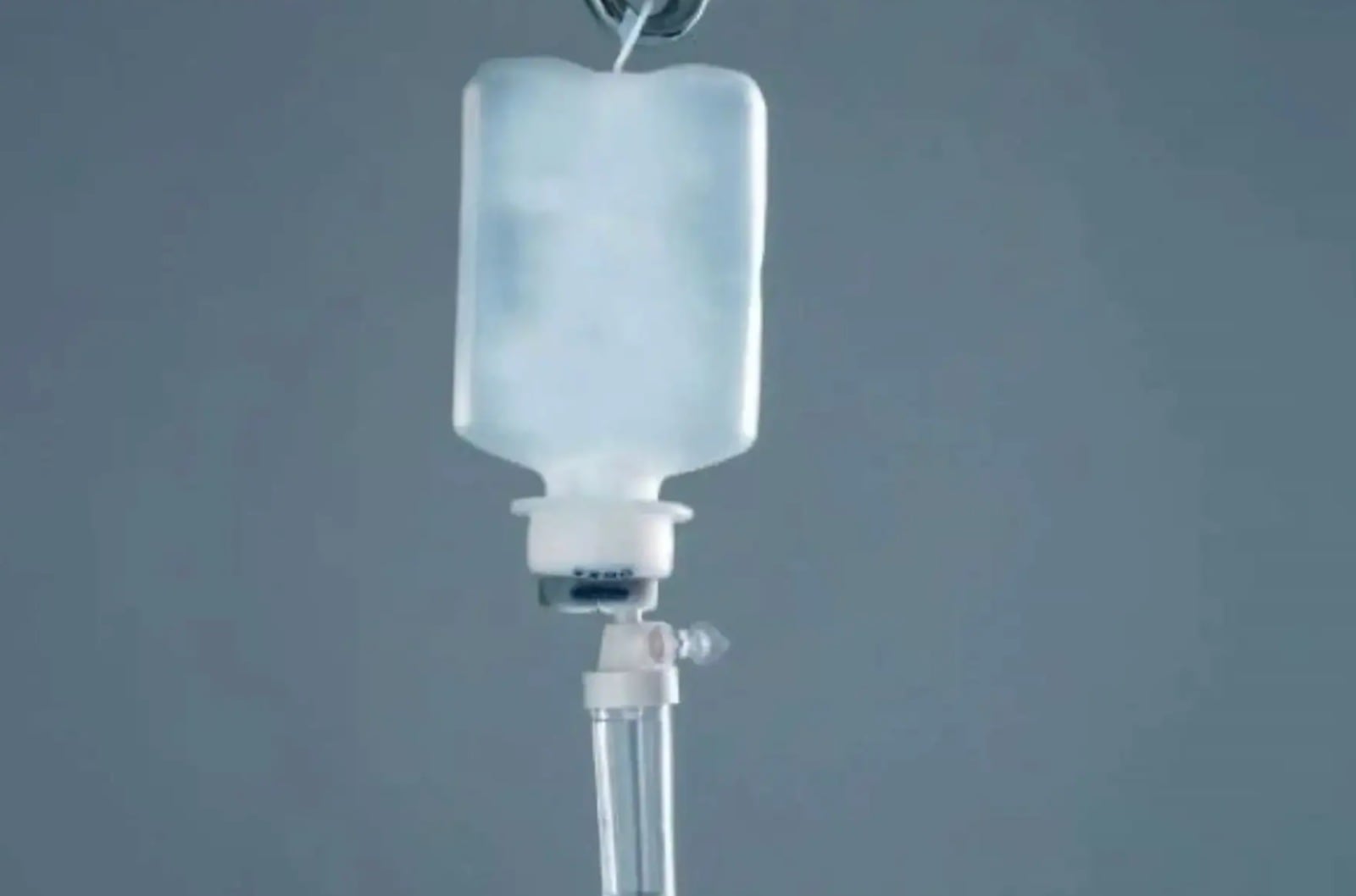 El caso del suero fisiológico defectuoso que causó muertes en clínicas fue la crisis más grave del 2025.