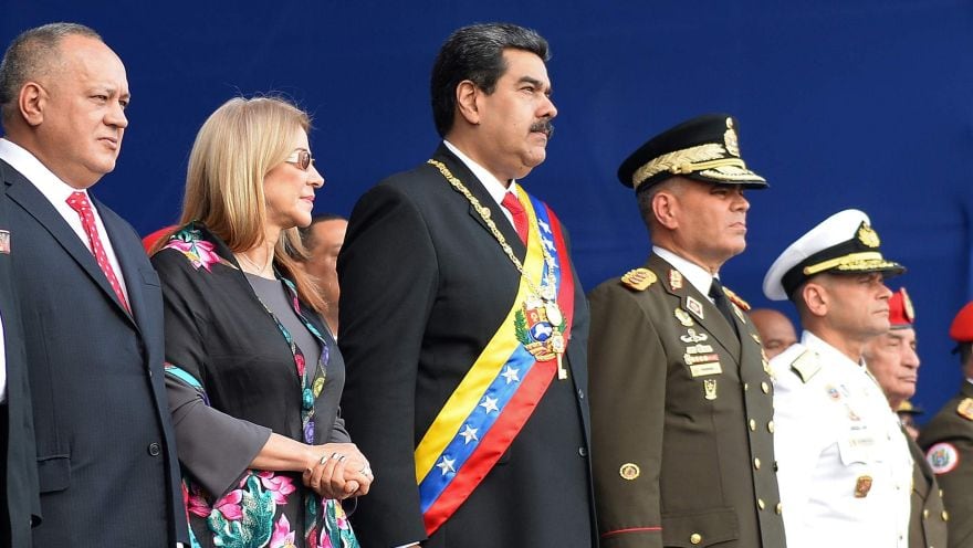De izquierda a derecha: Diosdado Cabello (el número dos del chavismo), Cilia Flores (esposa del mandatario), Nicolás Maduro (presidente de Venezuela), Vladimir Padrino (ministro de defensa) y Remigio Ceballos (comandante del Operaciones de Comando de las Fuerzas Armadas). (AFP)