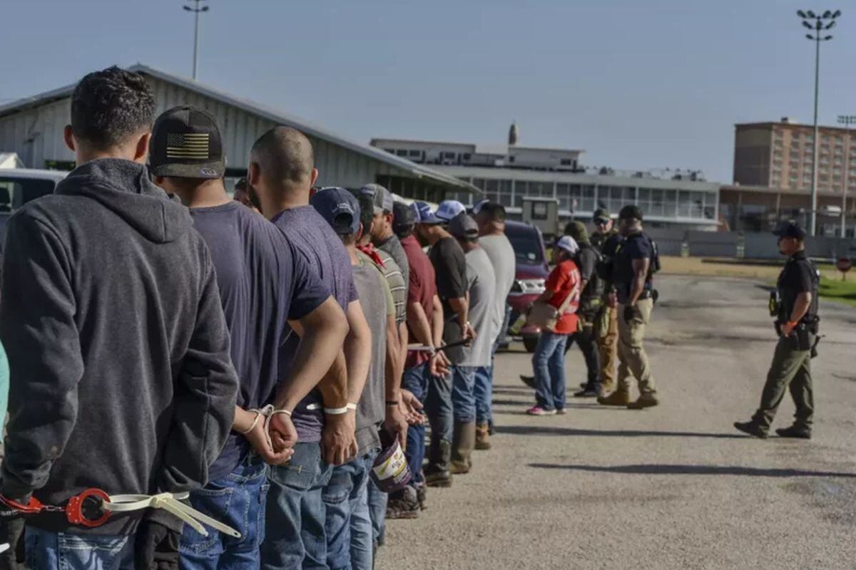 Migrantes detenidos por agentes de inmigración, en Luisiana, el 18 de junio de 2025. Foto: Servicio de Control de Inmigración y Aduanas / EFE