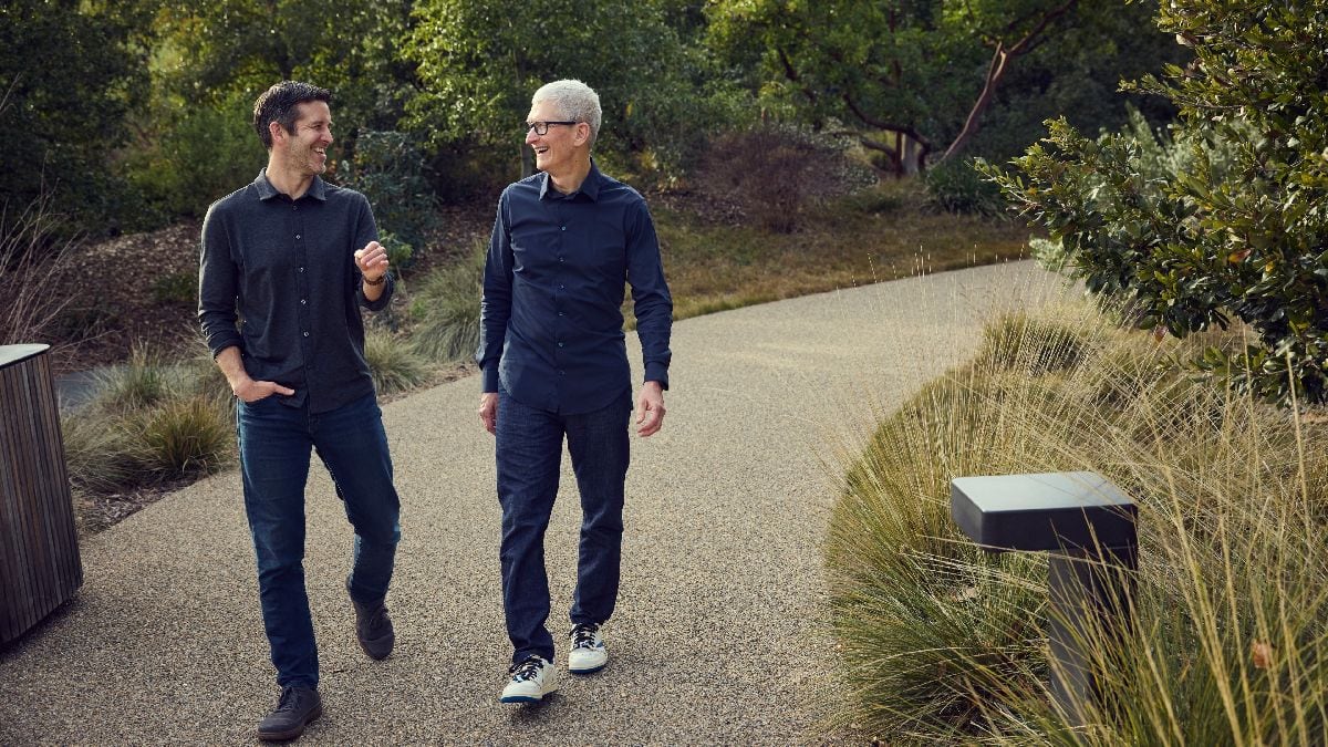 John Ternus, a la izquierda, camina junto a Tim Cook en la sede de Apple en California.