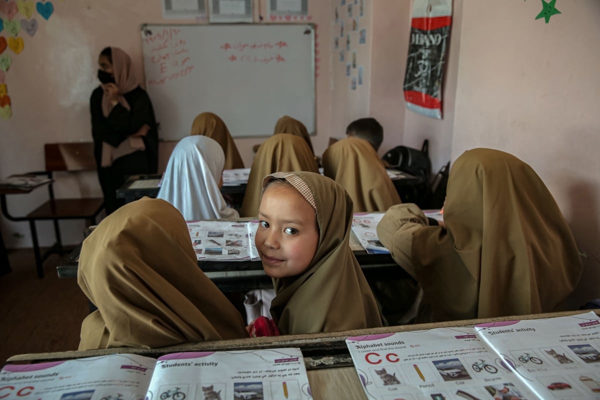 Niños afganos asisten a clase en la escuela privada "Mansoor Rasa Mohammad", en Kabul, Afganistán, el 23 de abril de 2026. (Foto: EFE/EPA/SAMIULLAH POPAL)