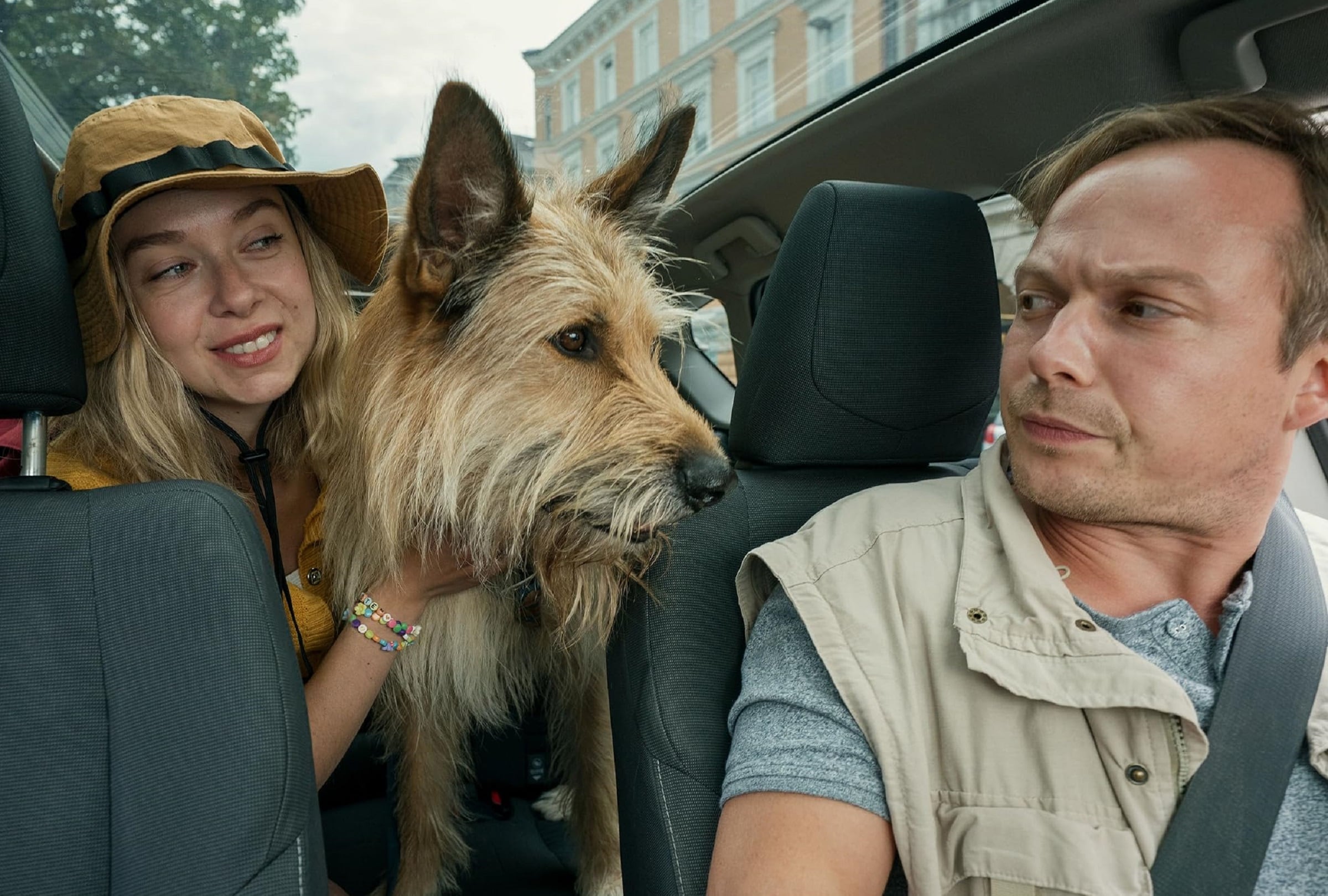 Anna Herrmann como Babs y Ingo Paulick en una escena de la película alemana "Come, reza, ladra" (Foto: Netflix)