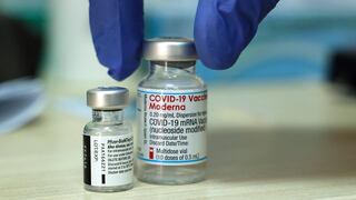 Vacuna antiCOVID de Moderna tiene más chances de causar inflamación del corazón que la de Pfizer, según estudio