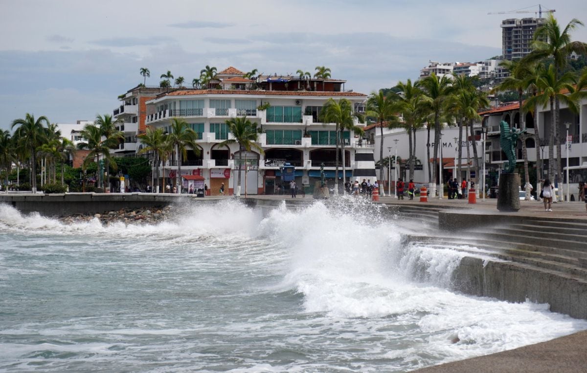 Alto oleaje, el 10 de octubre de 2026, en una zona de Puerto Vallarta, Jalisco (México). Desde la suspensión de actividades no esenciales, el oeste de México está en alerta ante el avance del huracán Simón, categoría 4 (Foto: Arturo Montero/EFE)