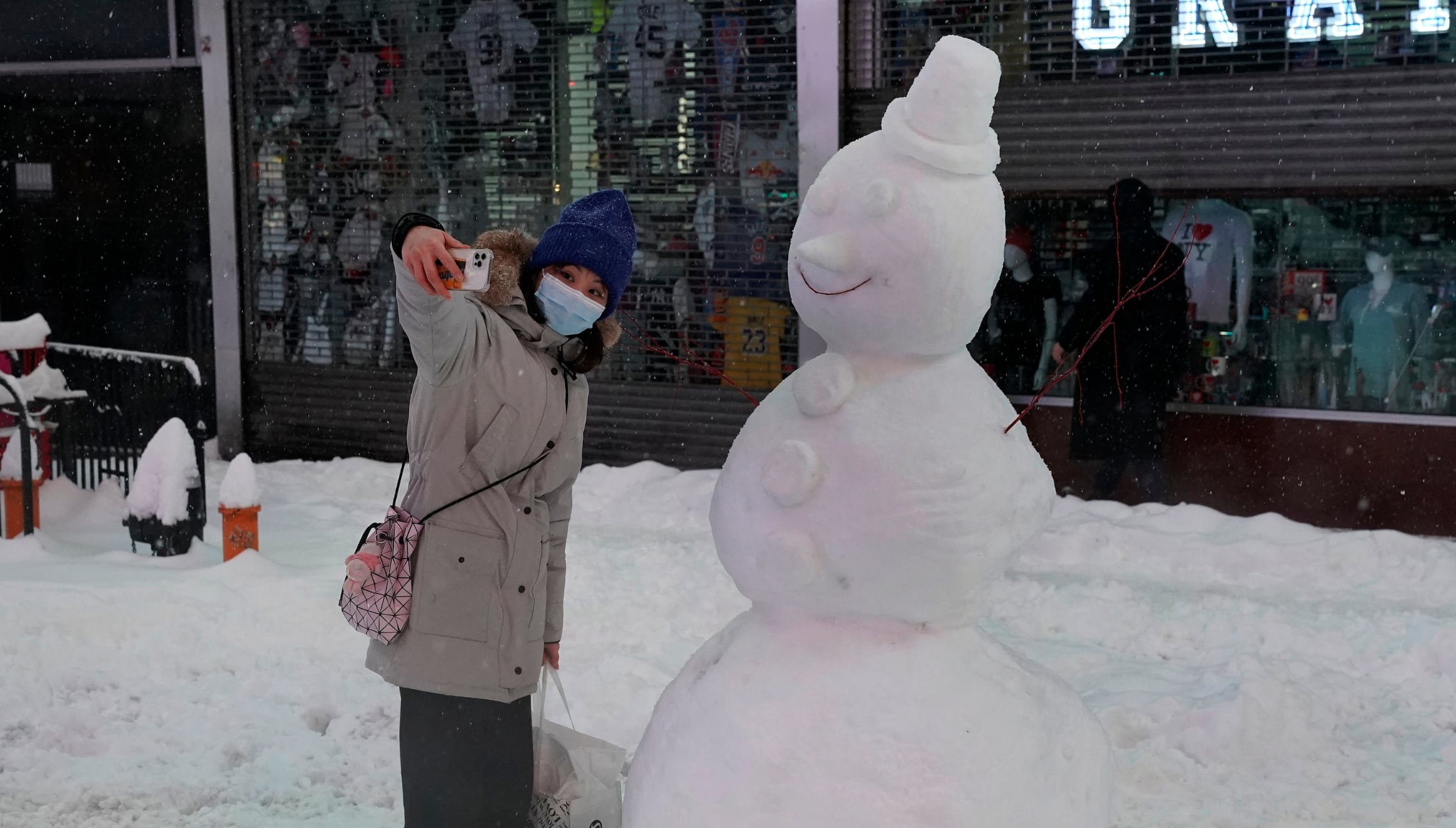 Una ciudadana de Nueva Jersey disfrutando del paisaje invernal (Foto: AFP)