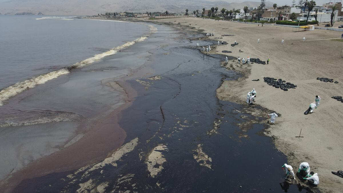 El derrame se produjo en el terminal número 2 de la refinería, al soltarse o desprenderse presuntamente la plataforma de colectores, en coincidencia con un nivel inusitado del mar a causa del tsunami generado por la erupción volcánica en Tonga.