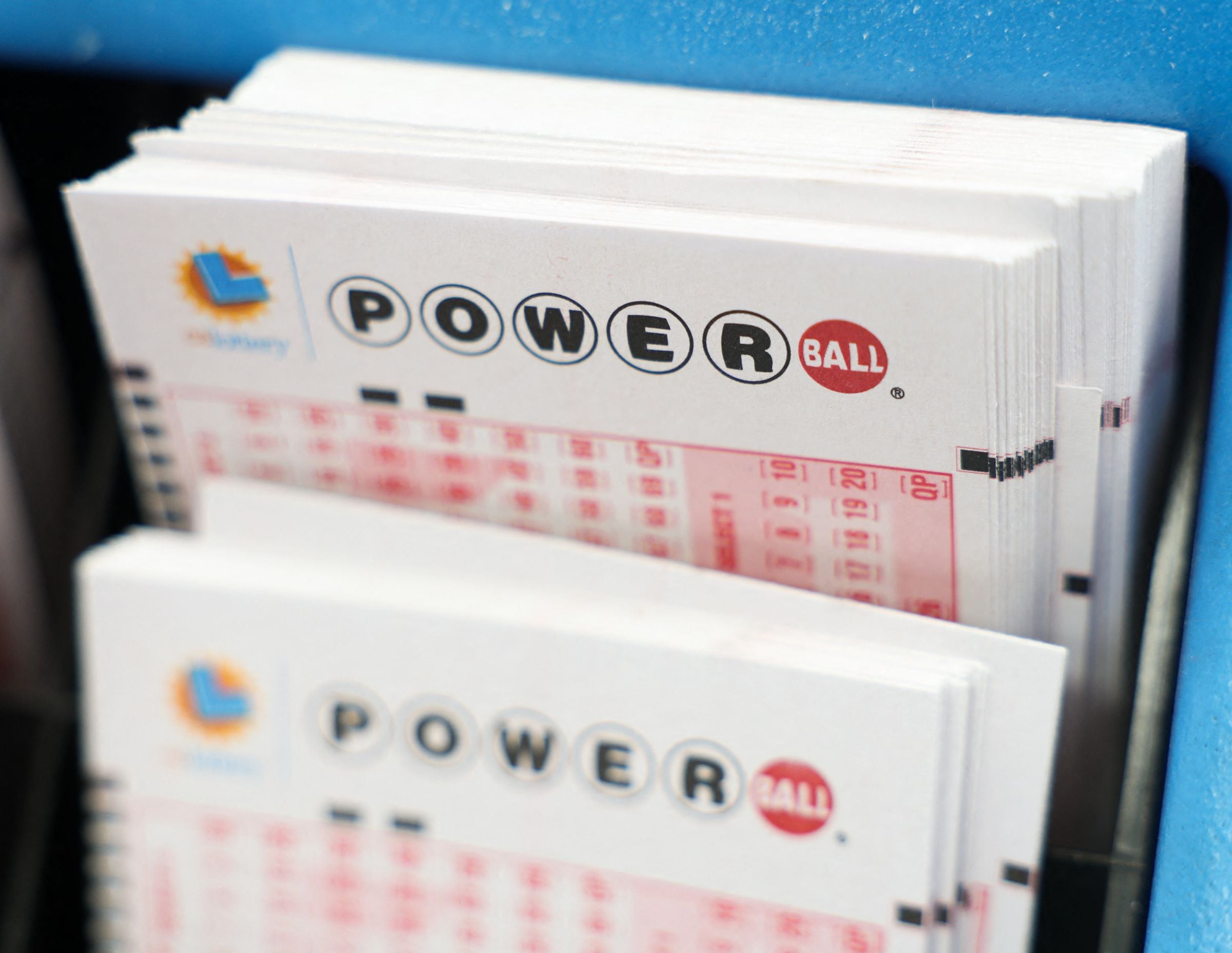 Por lo general, los participantes del Powerball pueden reclamar un premio de hasta $600 en cualquier lotería autorizada de la jurisdicción donde compraron el boleto. (Foto: Patrick T. Fallon / AFP)