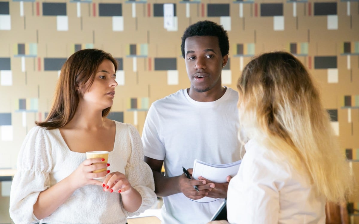 Las preguntas de seguimiento muestran interés genuino y pueden hacer que la otra persona valore más la conversación. (Foto referencial: Magnific)