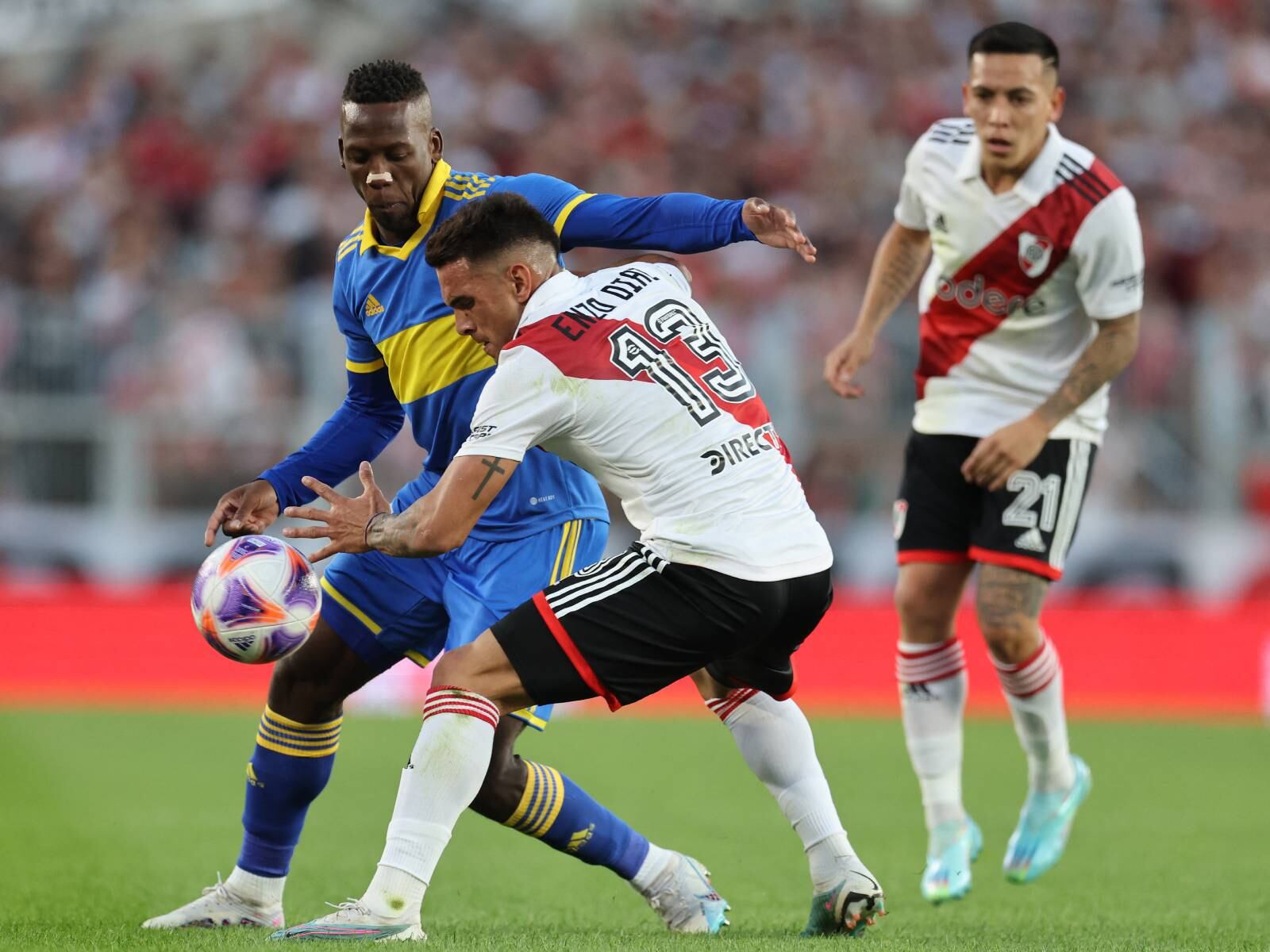 TNT Sports transmitió las imágenes del clásico entre Boca Juniors y River Plate por la jornada 7 de la Copa de la Liga Profesional 2024. (Foto: AFP.com)