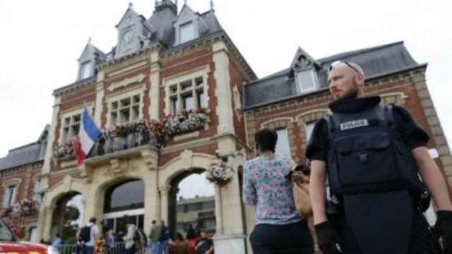 Francia: Incredulidad y rabia en Saint Etienne du Rouvray luego del asesinato de un cura