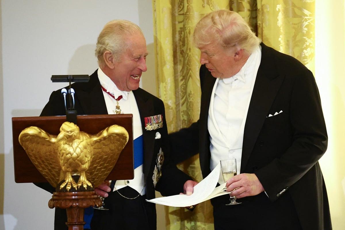 El presidente estadounidense Donald Trump y el rey Carlos III de Gran Bretaña sonríen mientras conversan durante una cena de Estado en el Salón Este de la Casa Blanca en Washington, DC, el 28 de abril de 2026. (Henry NICHOLLS / AFP)