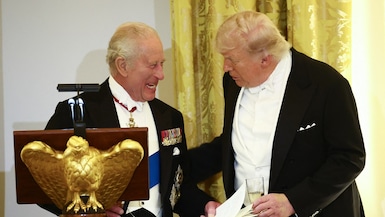 El presidente estadounidense Donald Trump y el rey Carlos III de Gran Bretaña sonríen mientras conversan durante una cena de Estado en el Salón Este de la Casa Blanca en Washington, DC, el 28 de abril de 2026. (Henry NICHOLLS / AFP)