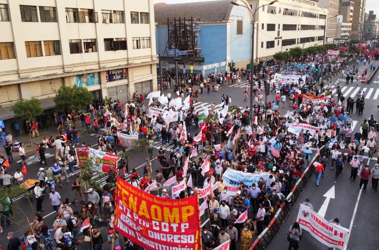 Los manifestantes en el centro de Lima. (Foto: Anthony Niño de Guzmán/ @photo.gec)