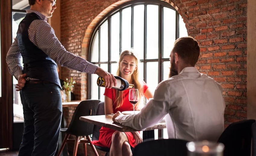 ¿Cuándo es vital dar propina? Siempre que el servicio haya sido un acompañamiento y no un obstáculo. Se deja cuando hay esfuerzo, cuando hay una sonrisa genuina tras ocho horas de pie, y especialmente cuando el comensal ha sido “complicado” (Foto referencial: Freepik)