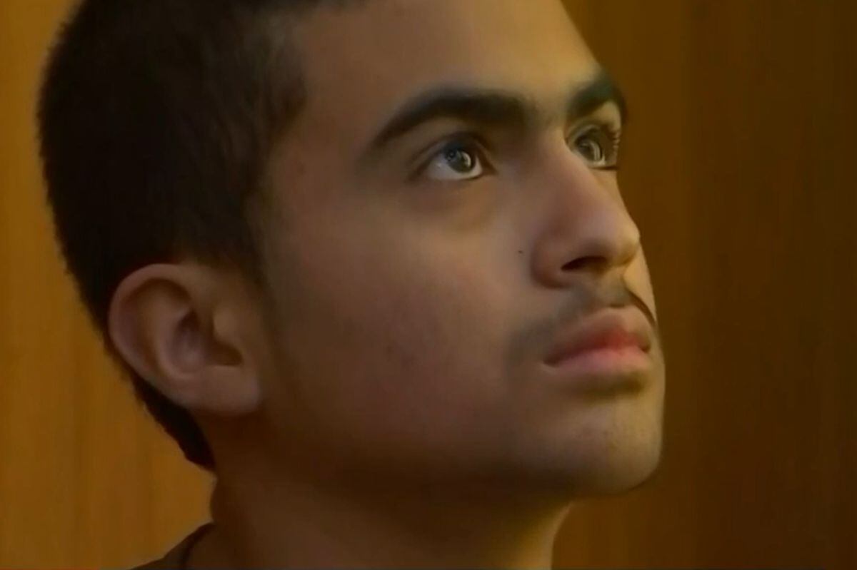 Derek Rosa acabó con la vida de su propia madre tras propinarle 46 puñaladas. Aquí durante la audiencia con la mirada hacia arriba (Foto: Telemundo)